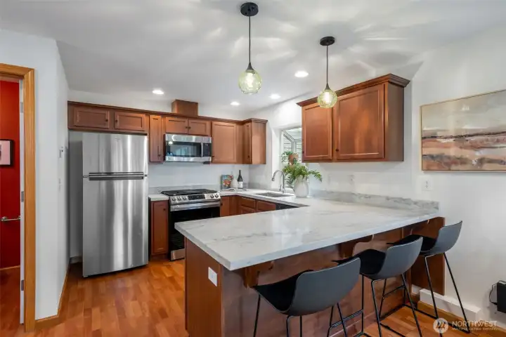 Kitchen w eating bar