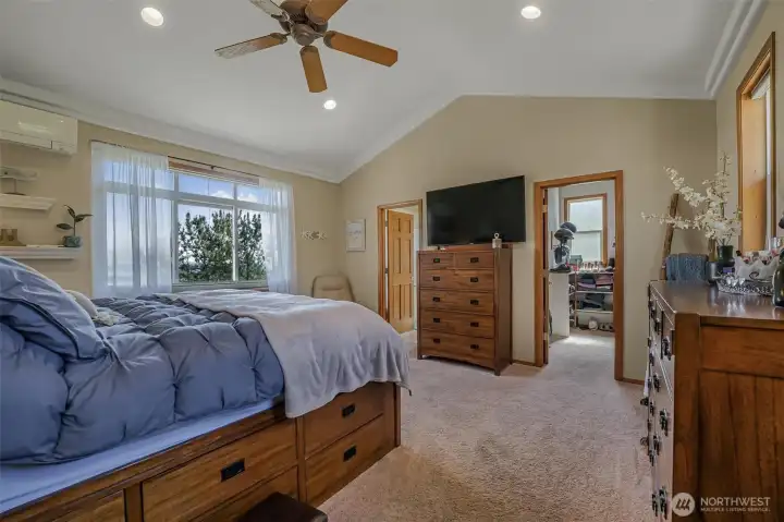 The primary bedroom is complete with a walk-in closet and 5-piece ensuite.