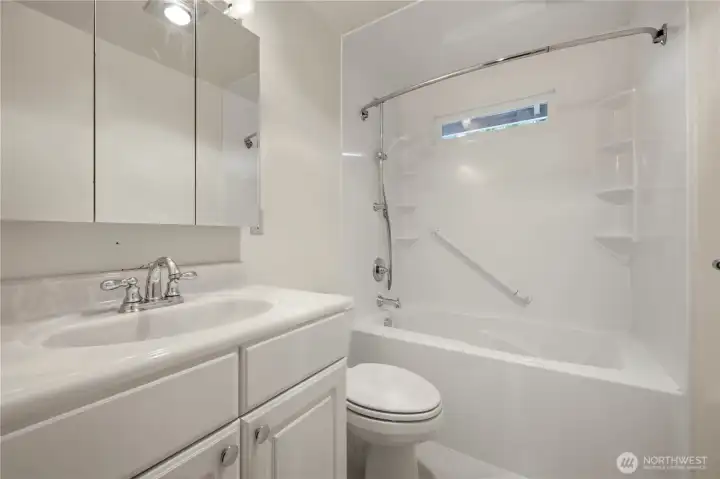 Full bathroom near the rooms. Full bathroom near the rooms.