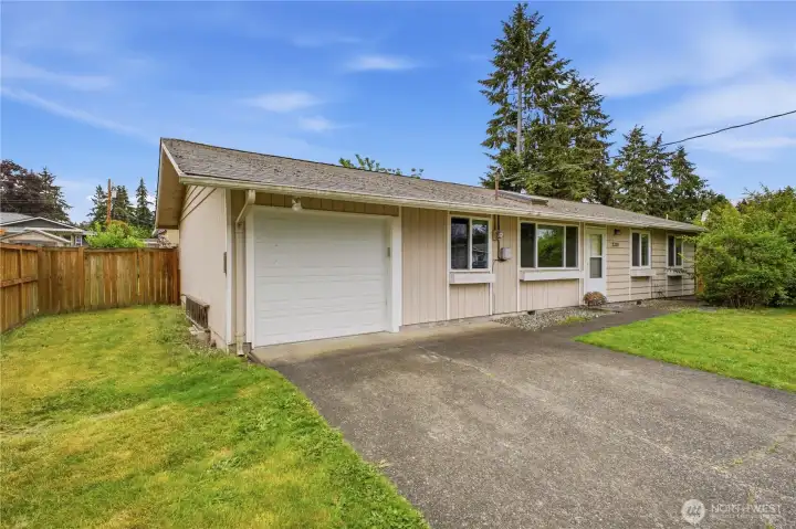 Large driveway provides ample parking and easy access to the home. Large driveway provides ample parking and easy access to the home.