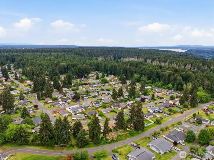 Convenient access to shopping, dining, and schools. Convenient access to shopping, dining, and schools.