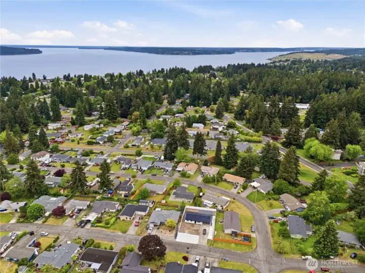 Just a short drive to Sunnyside Beach. Just a short drive to Sunnyside Beach.