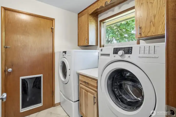 laundry room offers washer and dryer on pedistals