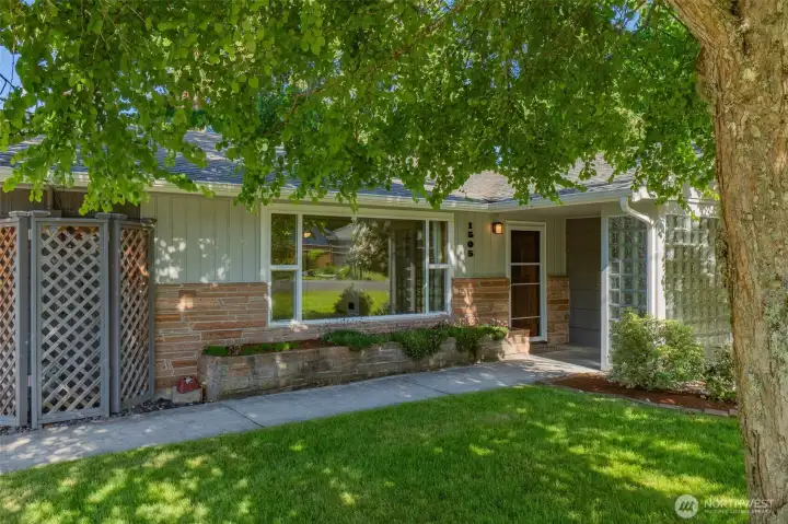so a gorgeous picture of the front of the home