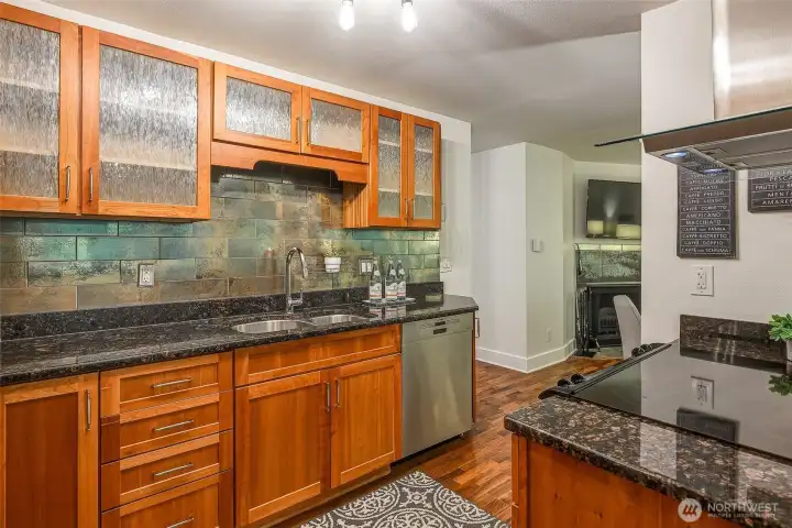 Plenty of counter and cabinet space Plenty of counter and cabinet space