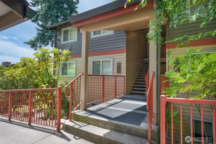 Entrance steps.. Home is on floor 2 Entrance steps.. Home is on floor 2