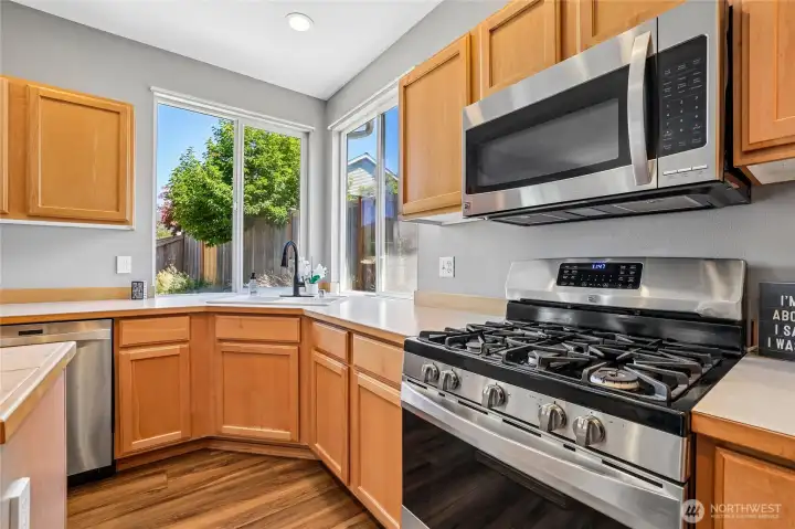 Gas range, corner sink & lots of counter space Gas range, corner sink & lots of counter space