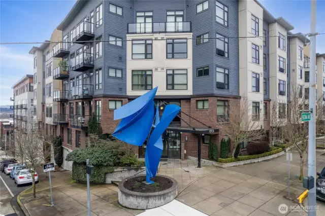 Great central downtown location for easy access to dining, museums & transit station.