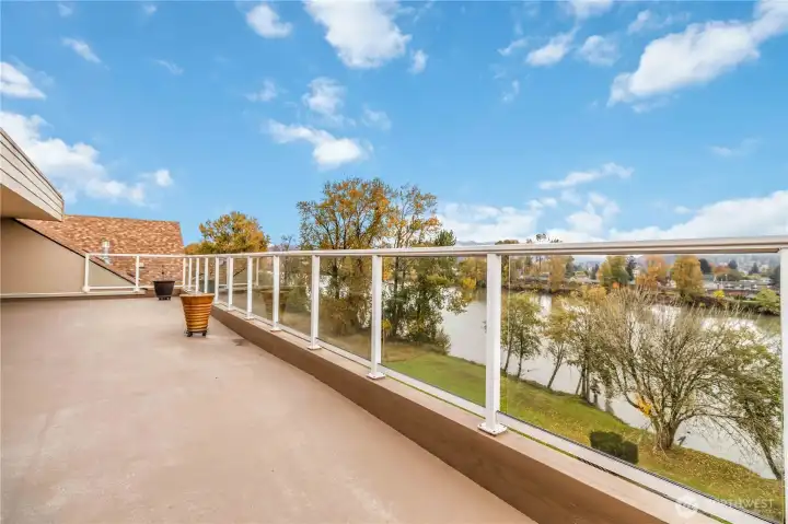 Shared Rooftop Deck (View of Cowlitz River)
