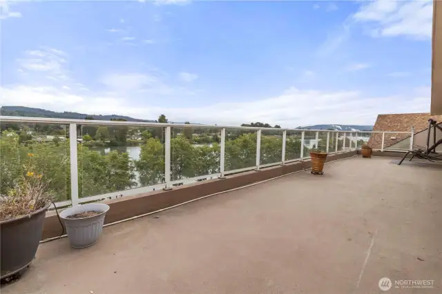 Shared Rooftop Deck (View of Cowlitz River)