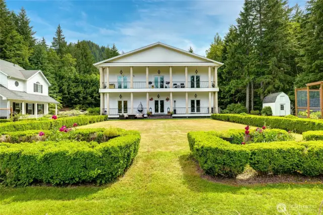 The ultimate setting for parties and gatherings. Your furry friends will have plenty of space to roam and play.