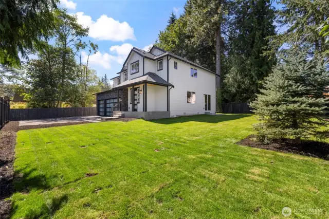 Huge side yard fully surrounded with a new 6 ft fence is tremendous for every outdoor project,pet or activity.
