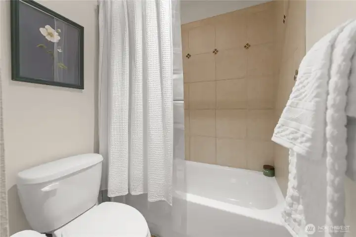 Spacious shower/tub