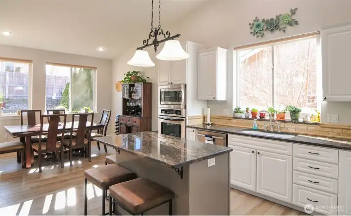 KITCHEN / DINING AREA