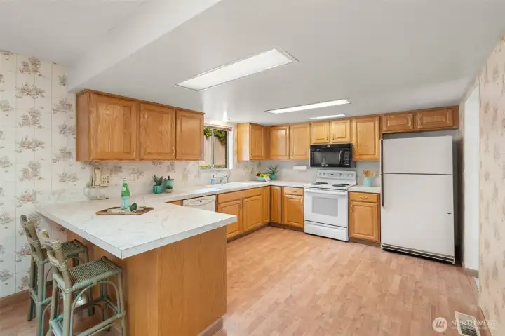 There's so much space here, and it's all been kept in beautiful condition. It's easy to imagine moving right in and enjoying this kitchen exactly as it is.