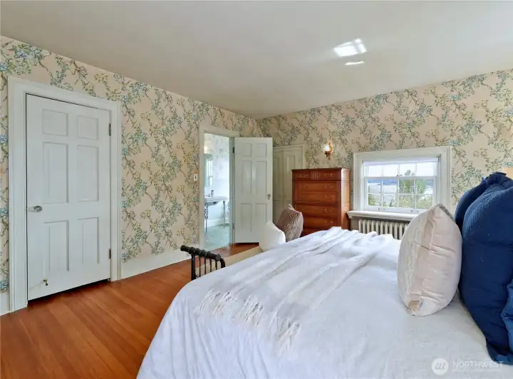 Primary bed with walk in closet