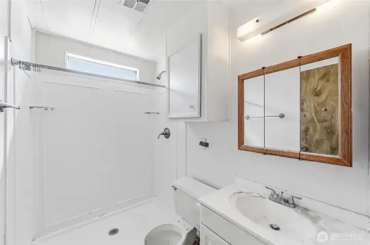 Main bathroom with Shower.