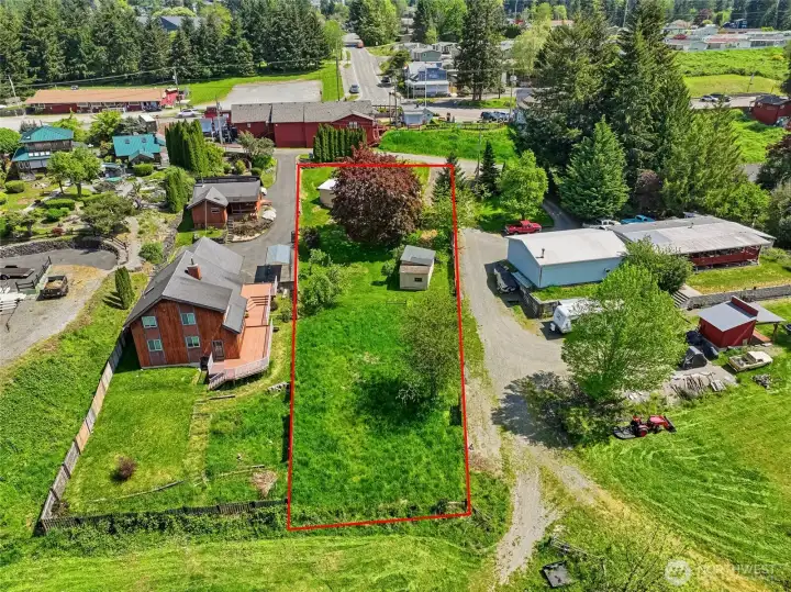 All property lines are approximate. Located directly behind the Black Diamond Historic Museum and community park/picnic area.