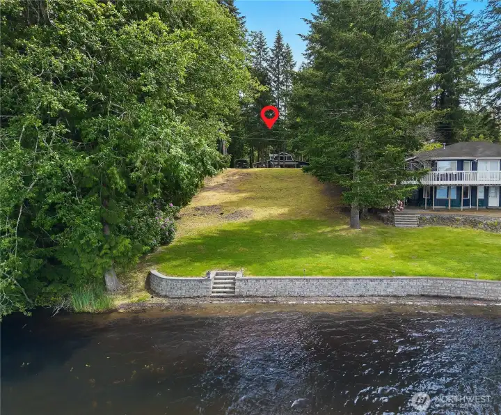 Just 1 lot away from water's edge
