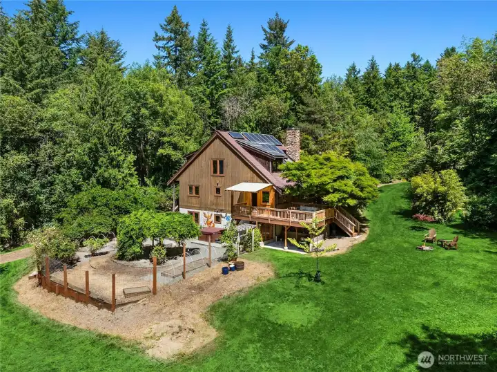 Private 2.3-acre island retreat surrounded by nature, just minutes from downtown Winslow, the Seattle ferry, and Grand Forest trails.
