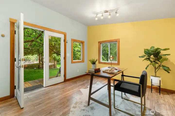 Detached Office space , art studio, felx space surrounded by windows, perfect for morning coffee, reading, or creative work.