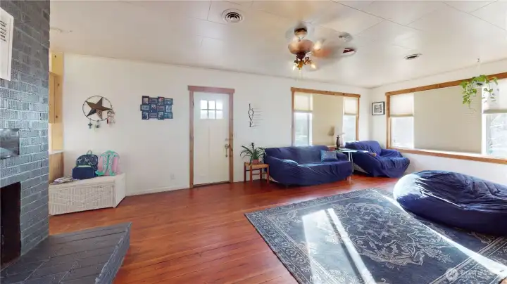 Looking toward the front door. Looking toward the front door.