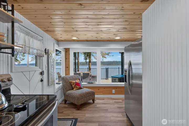 A cozy corner with endless possibilities, perfect for a breakfast nook where you can enjoy coffee, meals, and breathtaking waterfront views.