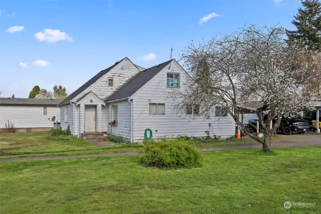 Side view of the house in the mobile park