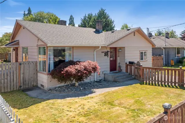 Welcome to this charming craftsman rambler in a prime downtown locale, complete with the picket fence