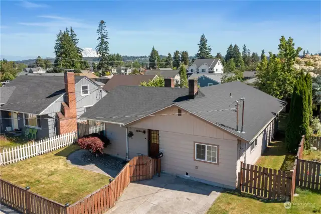 Enjoy walkability to popular Puyallup schools, the farmers market, Sounder Station and all the fantastic amenities this prime downtown locale offers