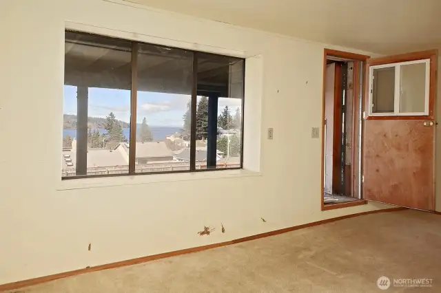 This room also has the outdoor entrance.