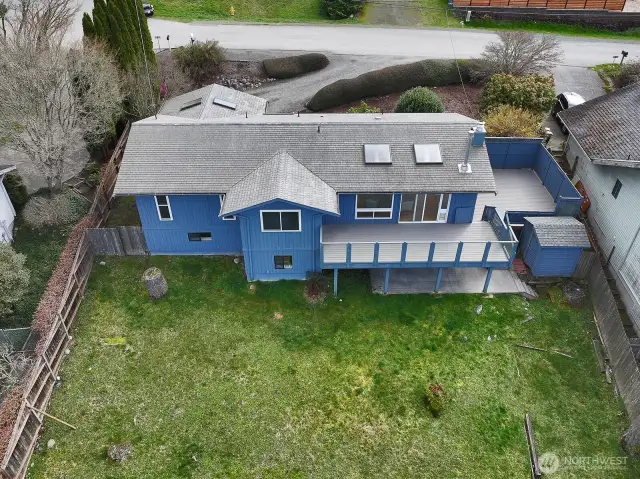 Nice clean roof... we like that.