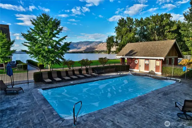 Sandalia pool