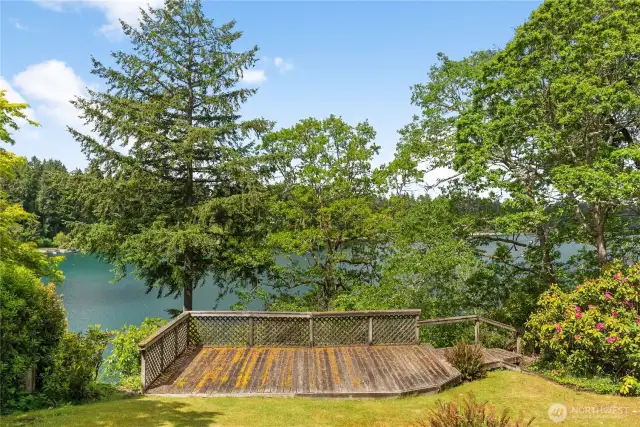 Oversized decks overlooking lake (western exposure)