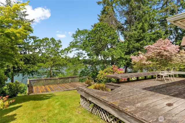 Oversized decks overlooking lake (western exposure)