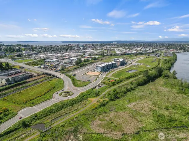 With easy access to I-5, the emerging Riverfront Everett is planned to be a mix of housing, entertainment, shopping, dining, and recreation opportunities along the Snohomish River! It's currently in progress and nearing completion of the first of six phases.