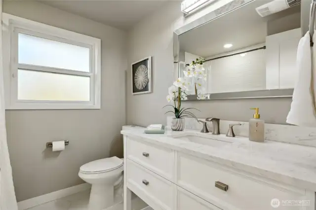 Main floor secondary full bath