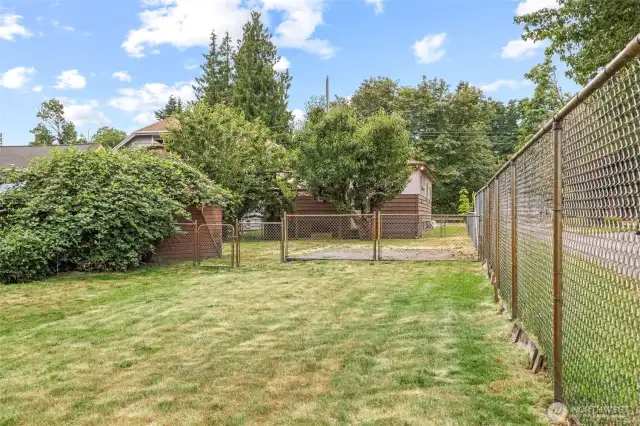 Large spacious level yard.
