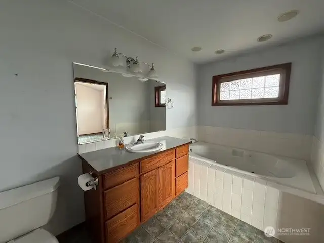 Primary bath with jetted soaker tub!