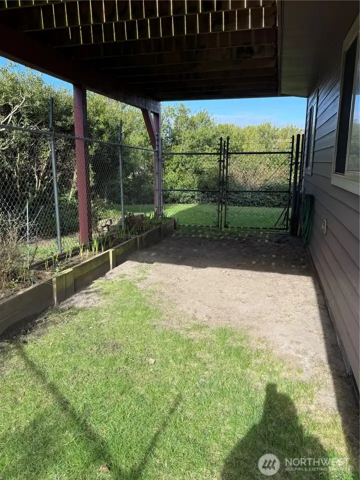 Covered area for parking yard equipement!