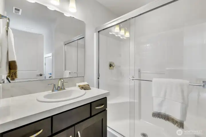 1st Floor ensuite bathroom