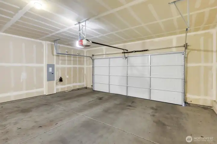Spacious 2 car garage! Spacious 2 car garage!