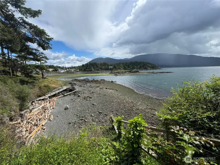 Beach on the north side is a play ground at low tide!!! Walk to Eastsound along the shoreline, explore Indian Island, launch your kayak/paddle board or your dinghy and play at gunkholing. The beach is shared with the neighbor.