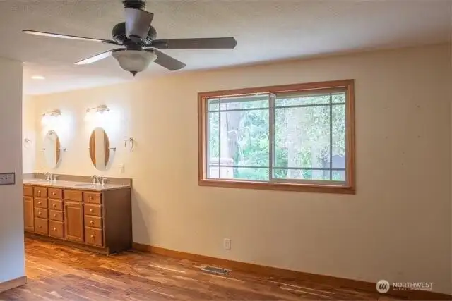 Large, primary with ensuite Large, primary with ensuite