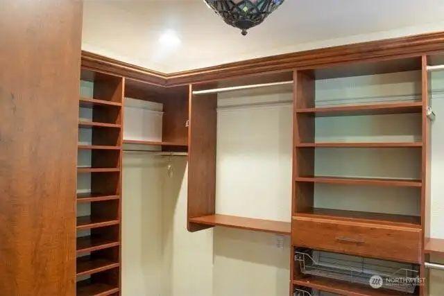 huge space in this closet! huge space in this closet!