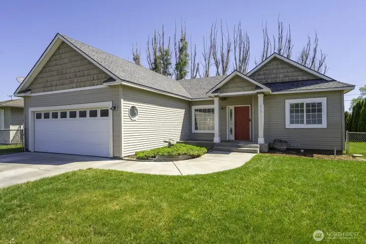 Welcome to 813 NW Sunburst Ct!