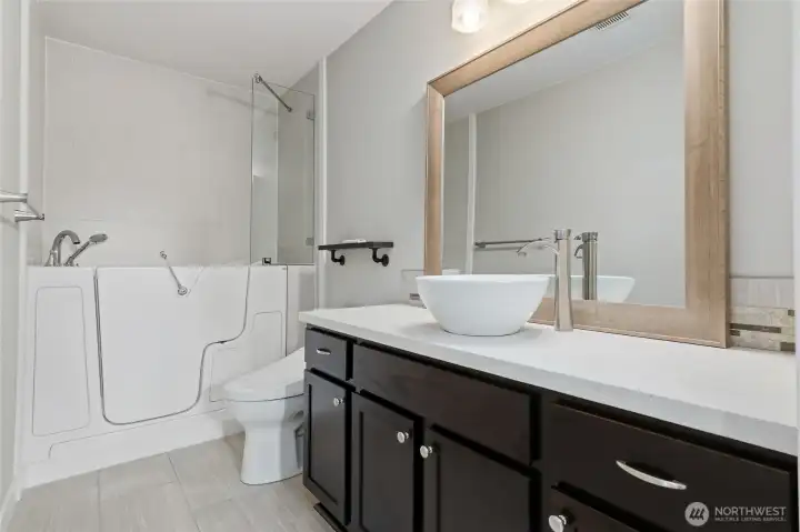 Premium-quality 'Walk-in Jetted Tub for easy-access bathroom. Newly remodeled in 2025. Premium-quality 'Walk-in Jetted Tub for easy-access bathroom. Newly remodeled in 2025.