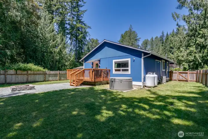Hot tub and yard space