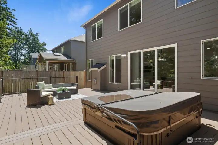 Oversize Trex deck wrapped around greenbelt!