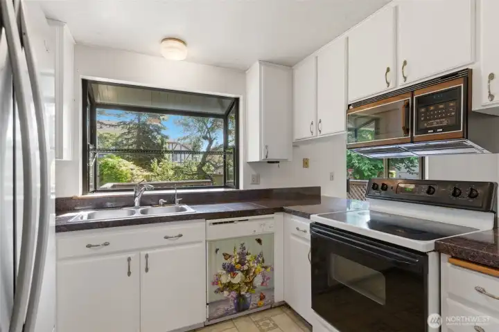 The home includes a $2000 buyer bonus for new dishwasher and microwave.